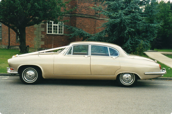 Jaguar Mk 10 in gold - side view